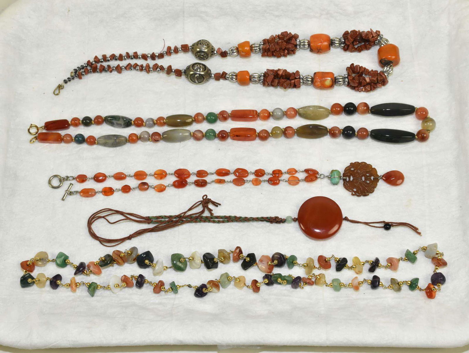 FIVE MISCELLANEOUS HARDSTONE NECKLACES. With Onyx (1 of 7)