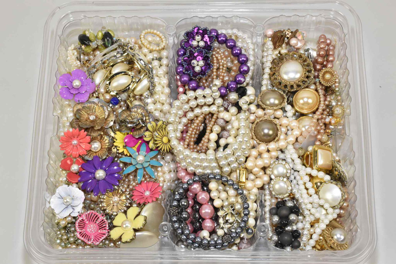 SMALL BIN OF MISCELLANEOUS PEARL COSTUME JEWELRY (1 of 2)