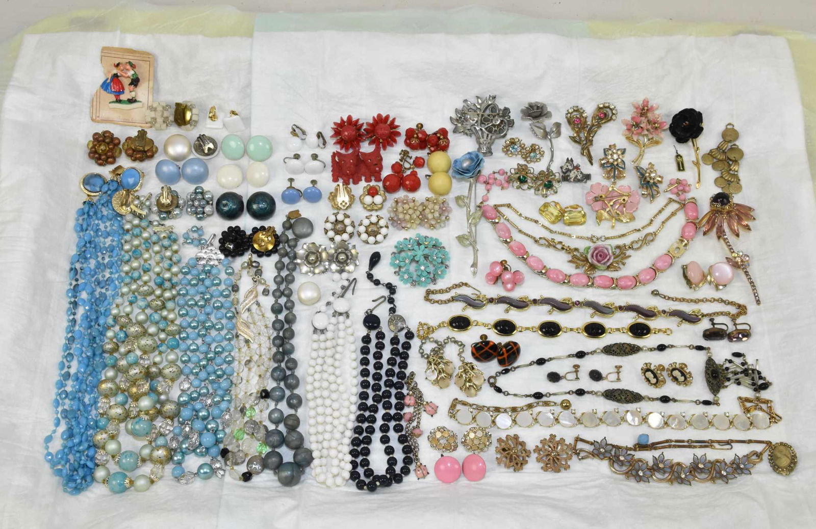 48+ ASSORTED VINTAGE 60'S STYLE NECKLACES, FLORAL (1 of 10)