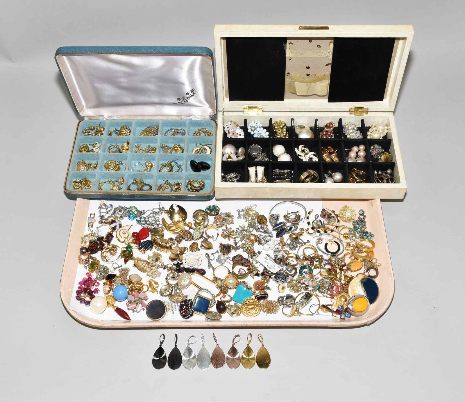 60 MISCELLANEOUS LADIES FASHION EARRINGS (1 of 8)