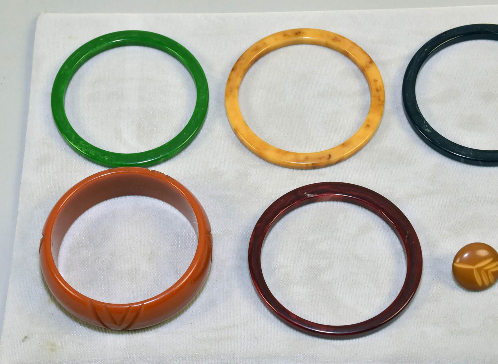 (8) MISCELLANEOUS BAKELITE AND CINNABAR JEWELRY (1 of 5)