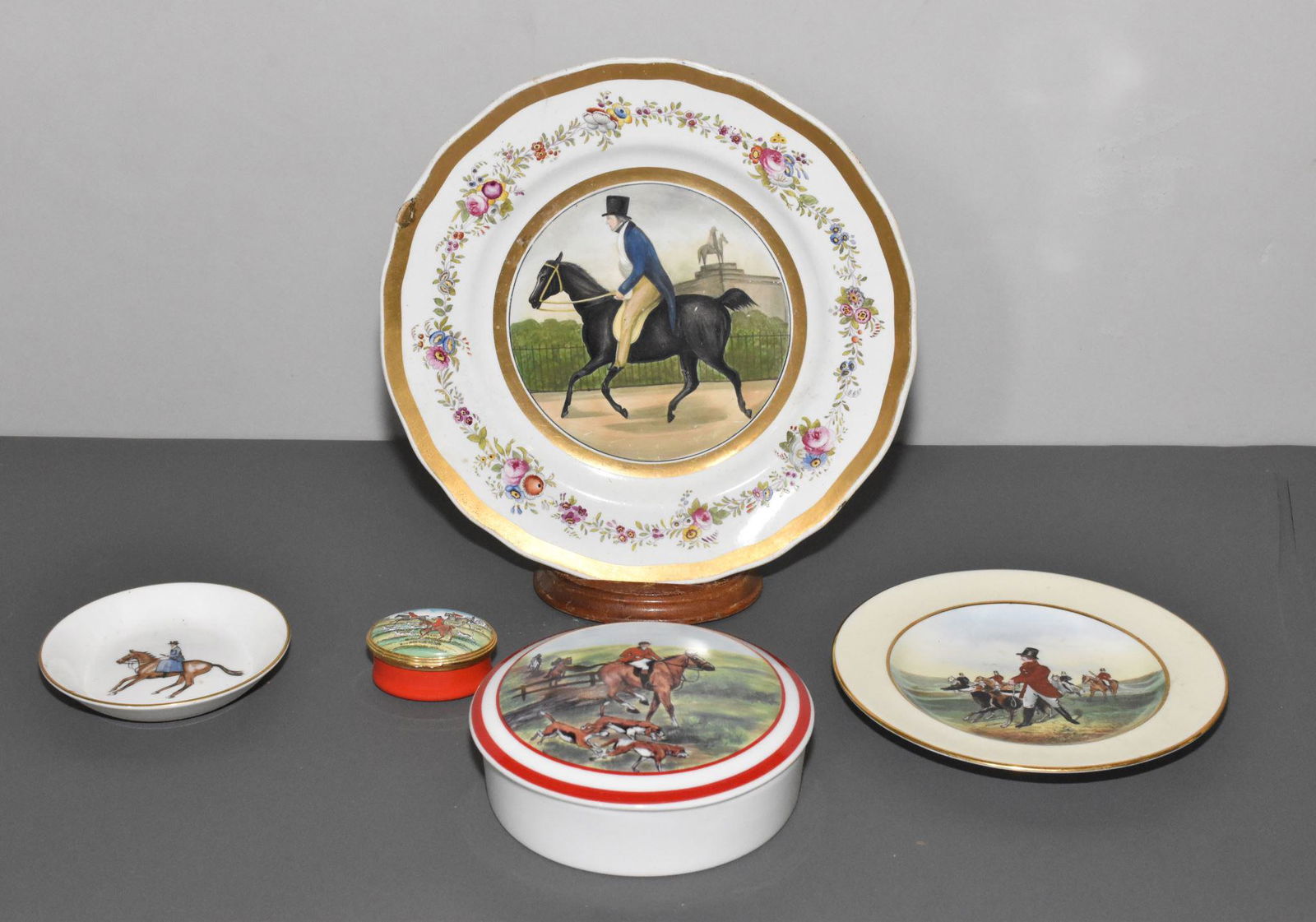 FIVE HUNT RELATED TABLE WARES (1 of 12)