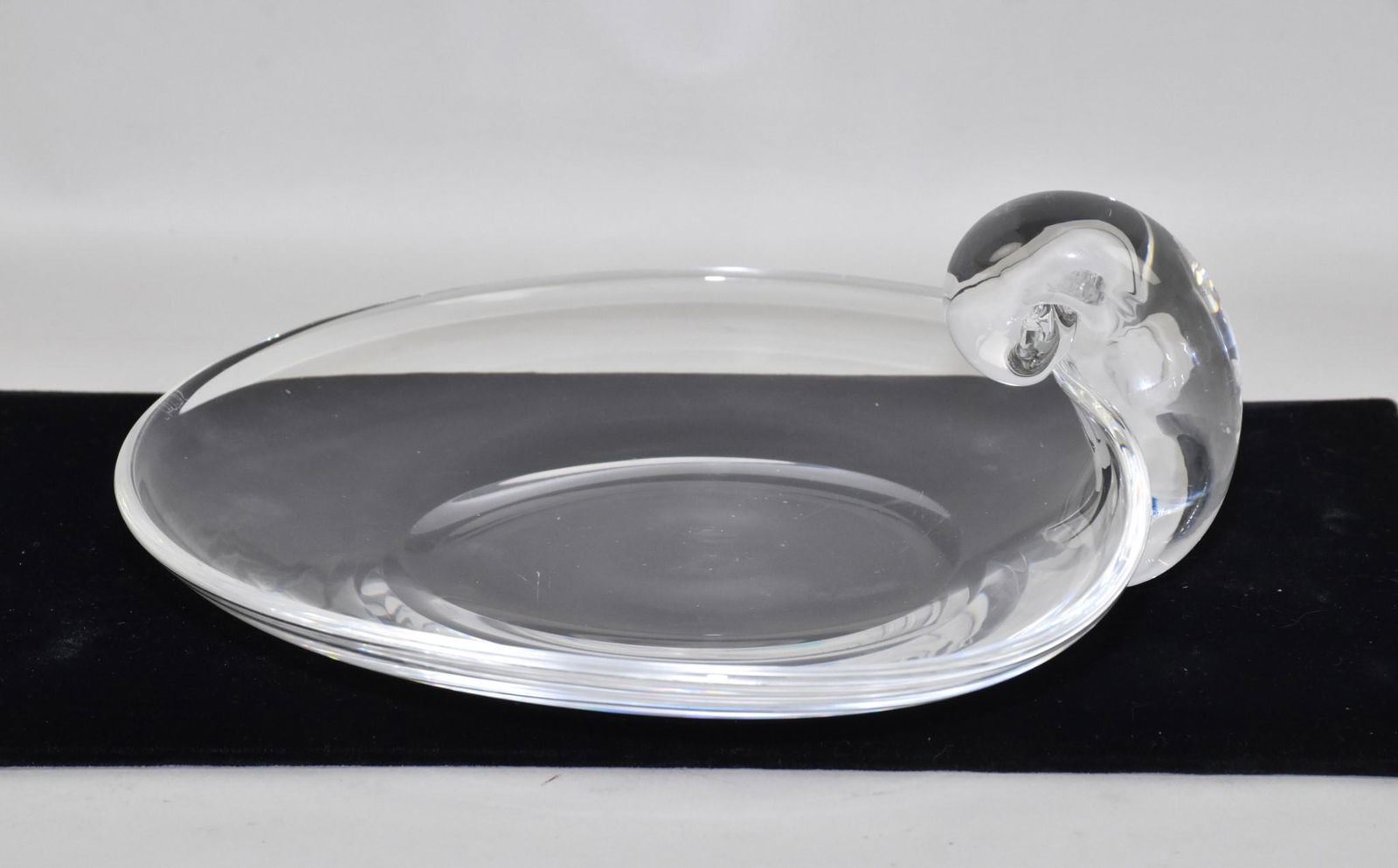 STEUBEN CRYSTAL SNAIL HANDLE NAPPIE - 9"diam. (1 of 3)