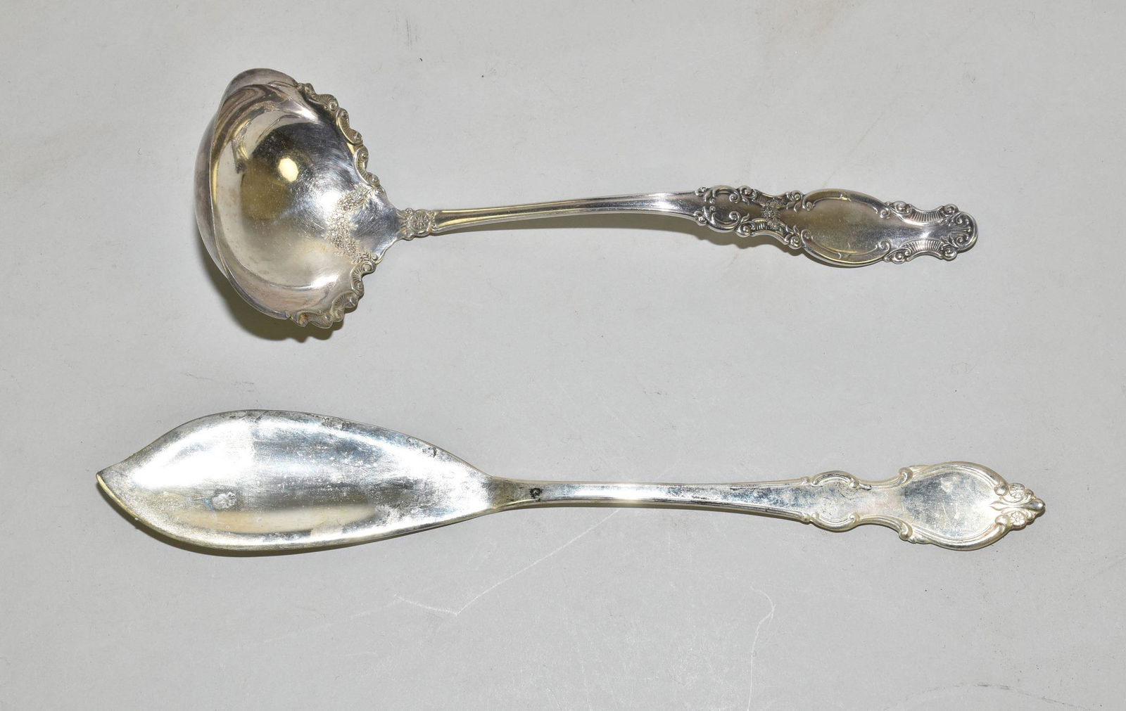 TWO LARGE SILVER PLATE SERVING PIECES (1 of 6)