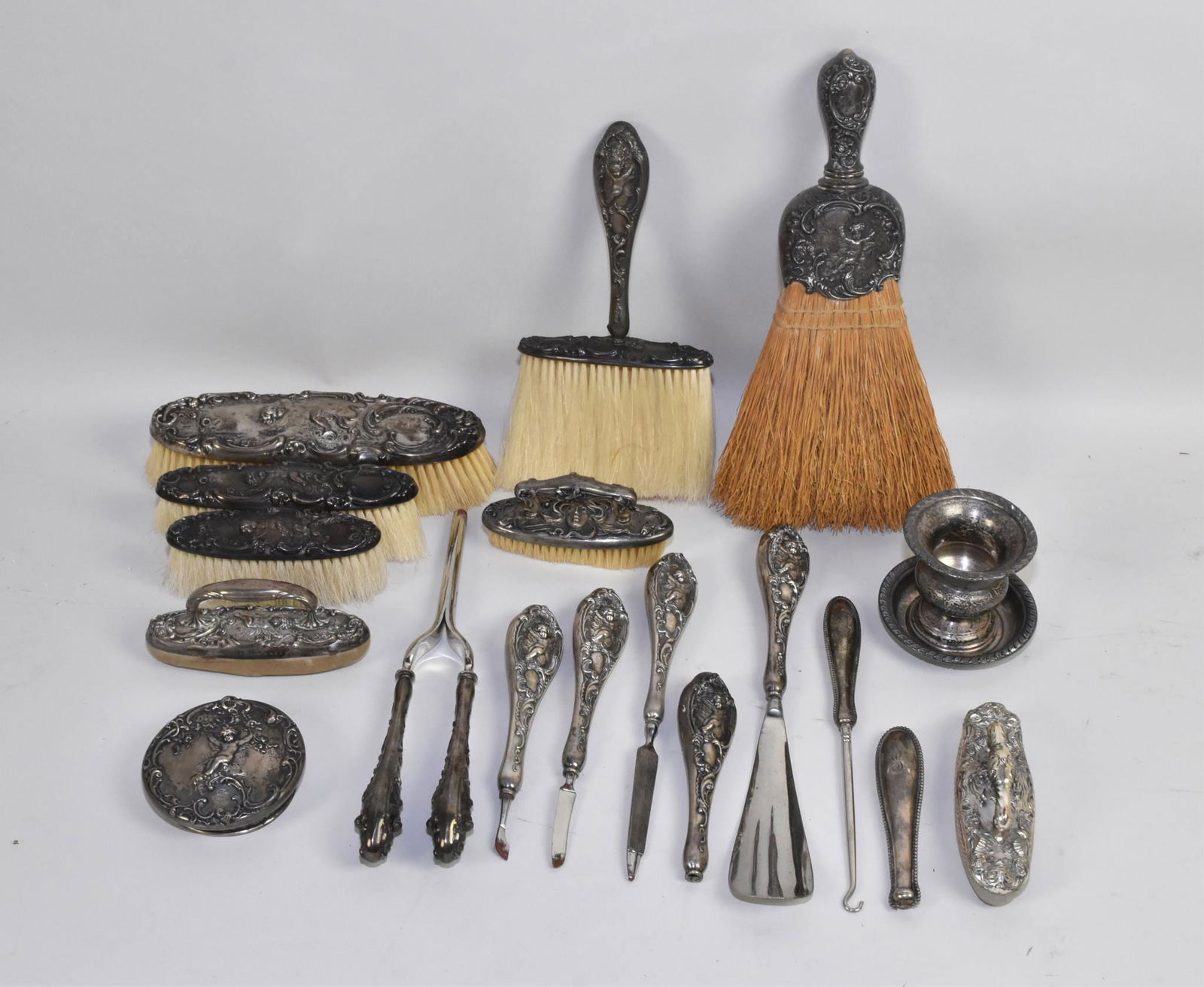 ART NOUVEAU STERLING SILVER VANITY SET (1 of 15)