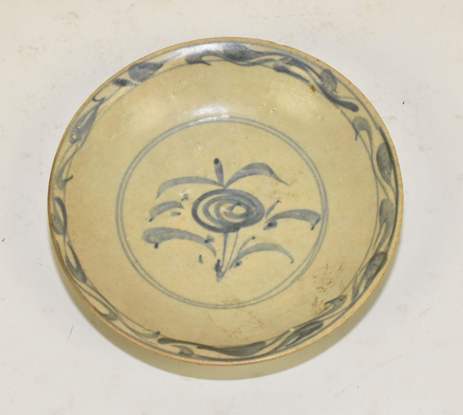 MING DYNASTY, "SWATOW", FLORAL MOTIF BOWL. 9 inch.: MING DYNASTY, "SWATOW", FLORAL MOTIF BOWL. 9 inch diameter.