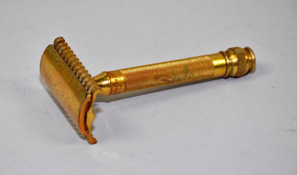 VINTAGE GILLETTE GOLDTONE SAFETY RAZOR. Pat. Jan.: VINTAGE GILLETTE GOLDTONE SAFETY RAZOR. Pat. Jan. 13, 1920. With reissue pat. no. 17687 & others pending. 3.25'' length.