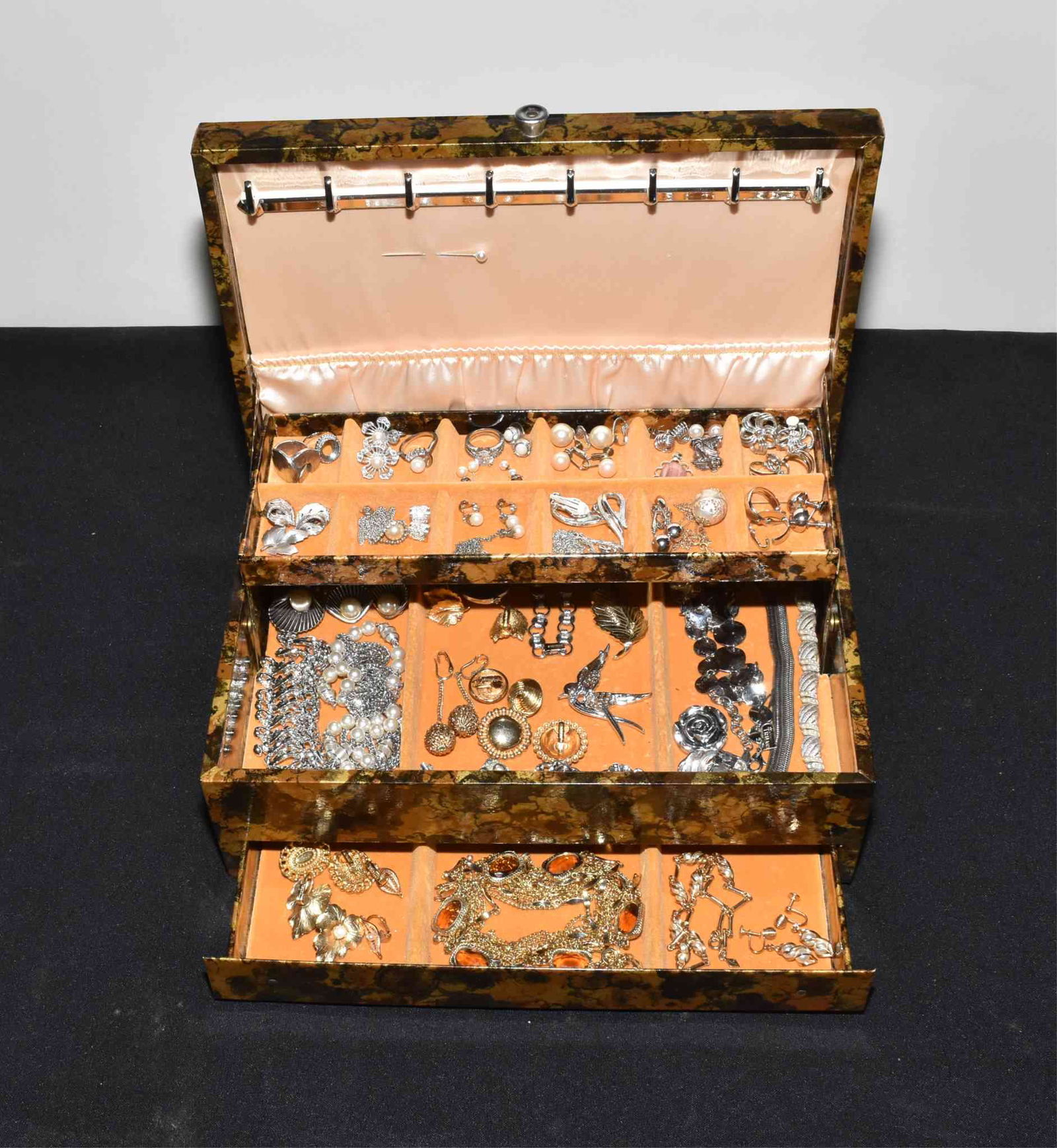 50 PIECE TREASURE CHEST OF ASSORTED FASHION (1 of 8)