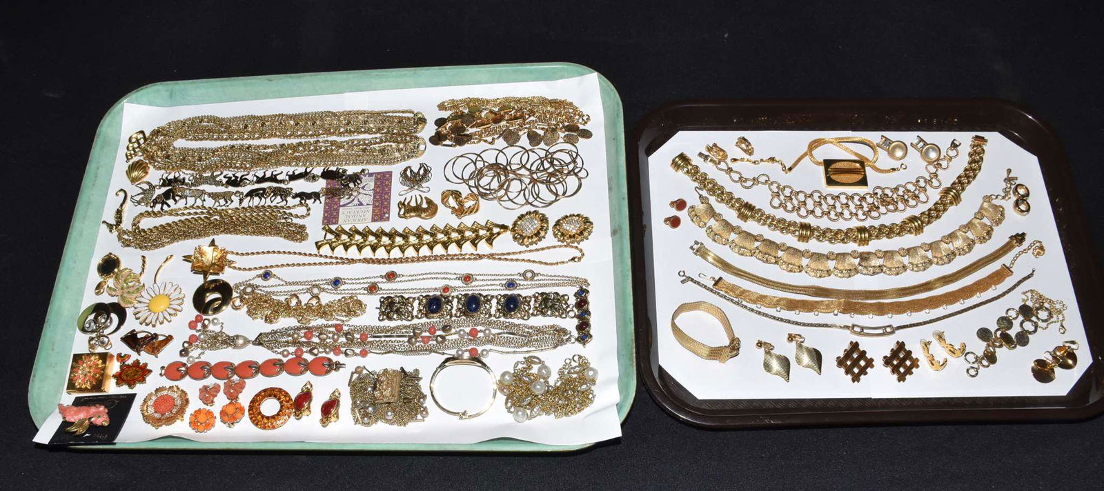 45+ PIECES OF ASSORTED GOLDTONE COSTUME JEWELRY (1 of 9)