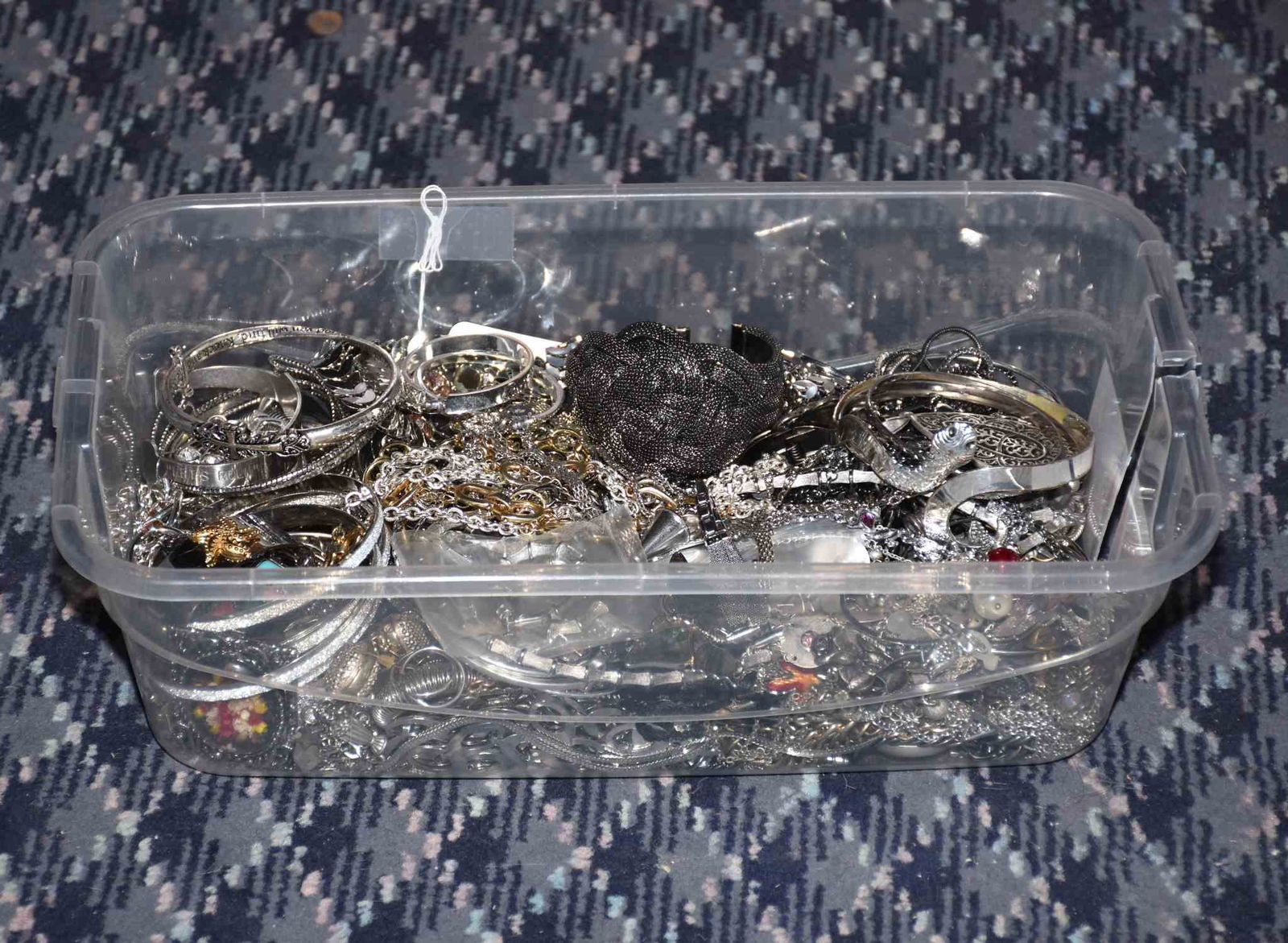 BIN OF MISCELLANEOUS SILVER TONE COSTUME JEWELRY (1 of 2)