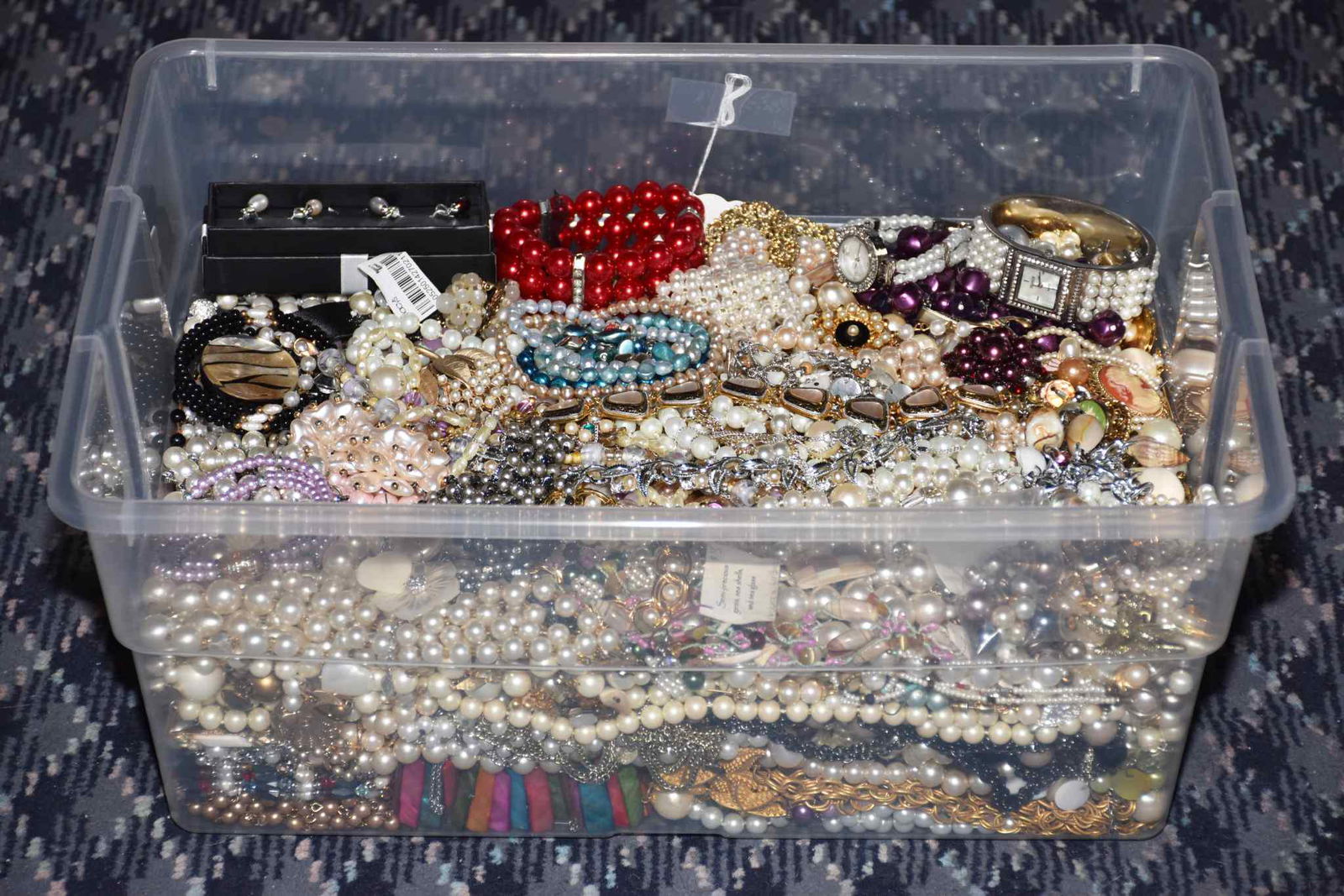 BIN OF MISCELLANEOUS PEARL COSTUME JEWELRY 21 LBS (1 of 2)