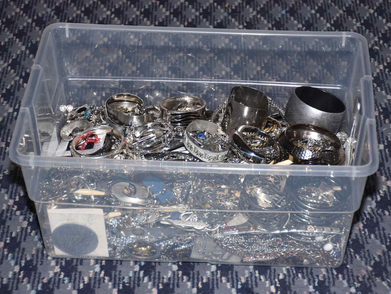 BIN OF MISCELLANEOUS SILVER TONE COSTUME JEWELRY (1 of 2)
