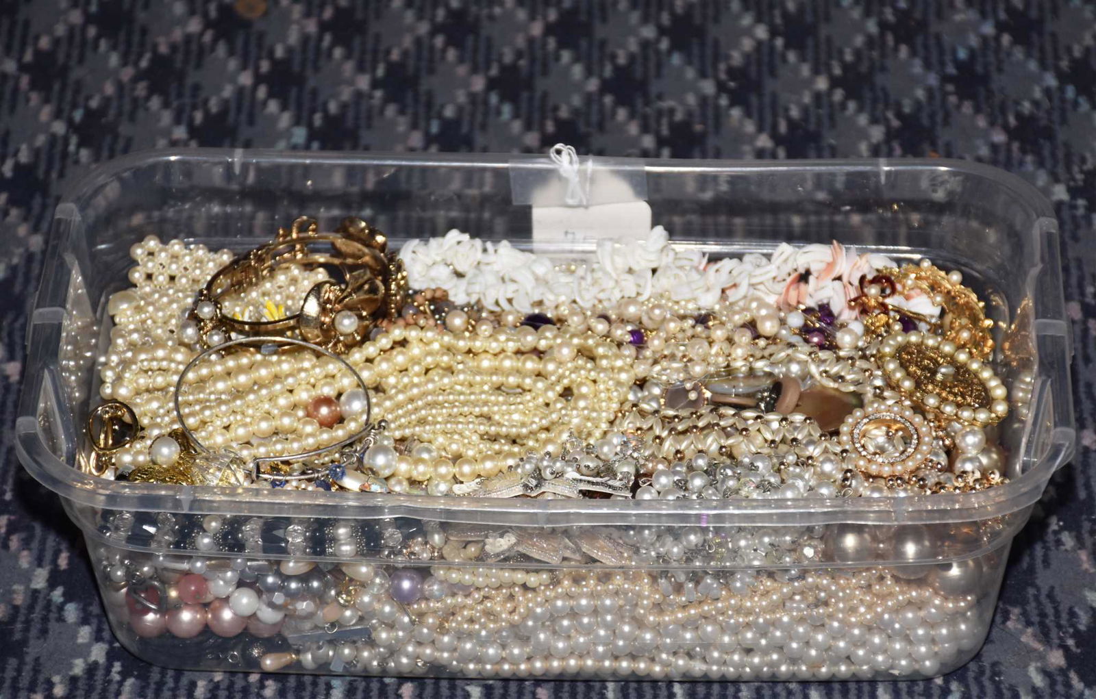 BIN OF MISCELLANEOUS PEARL COSTUME JEWELRY (1 of 2)