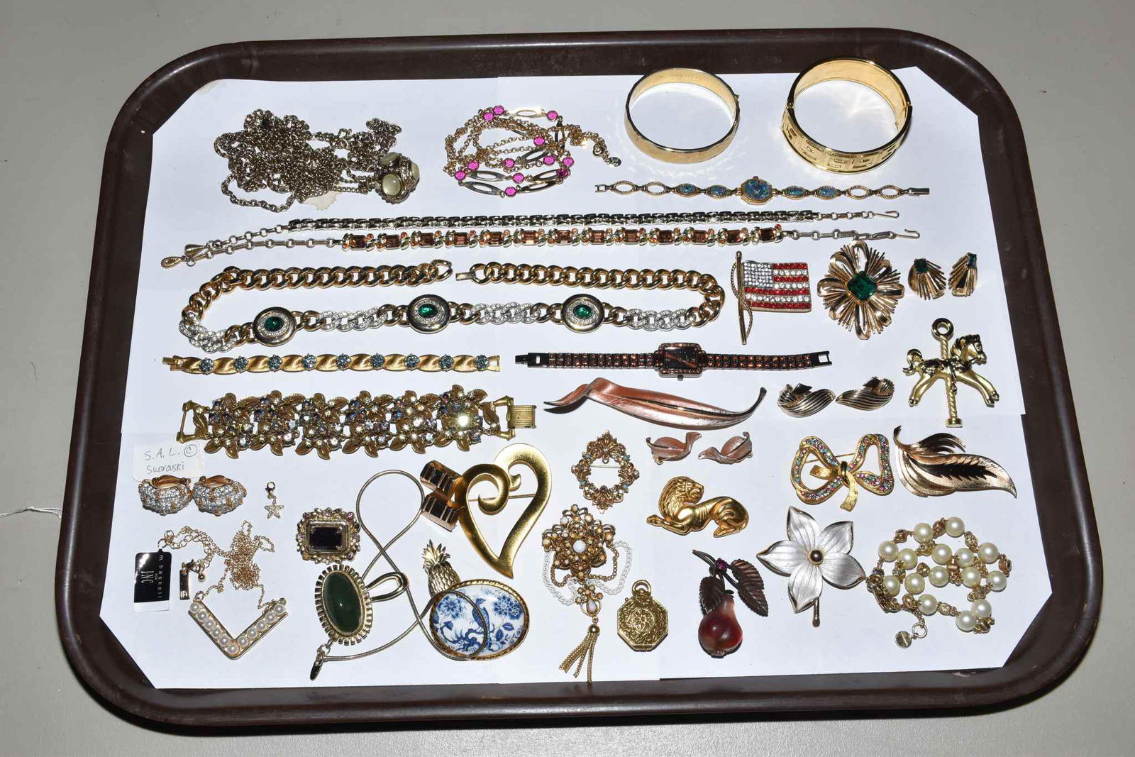 30 ASSORTED SIGNED GOLD-MEDAL COSTUME JEWELRY: 30 ASSORTED SIGNED GOLD-MEDAL COSTUME JEWELRY PIECES. With necklaces, bracelets, brooches and earrings. Including over 15 different designers; Kenneth Lane, Florenza, Pastelli, Crown Trifari, Swarovsk