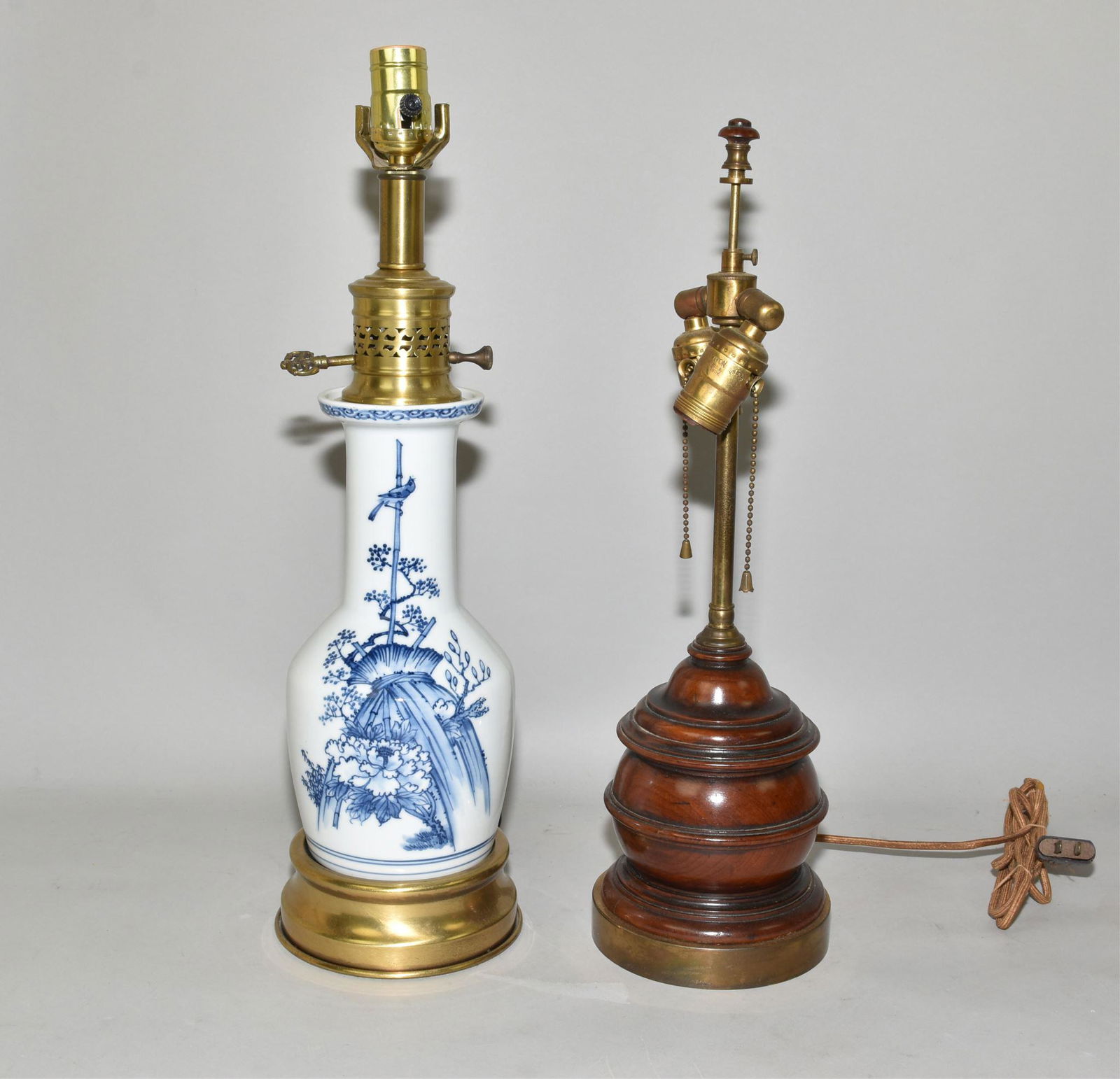 ORIENTAL BLUE DECORATED PORCELAIN TABLE LAMP (1 of 3)