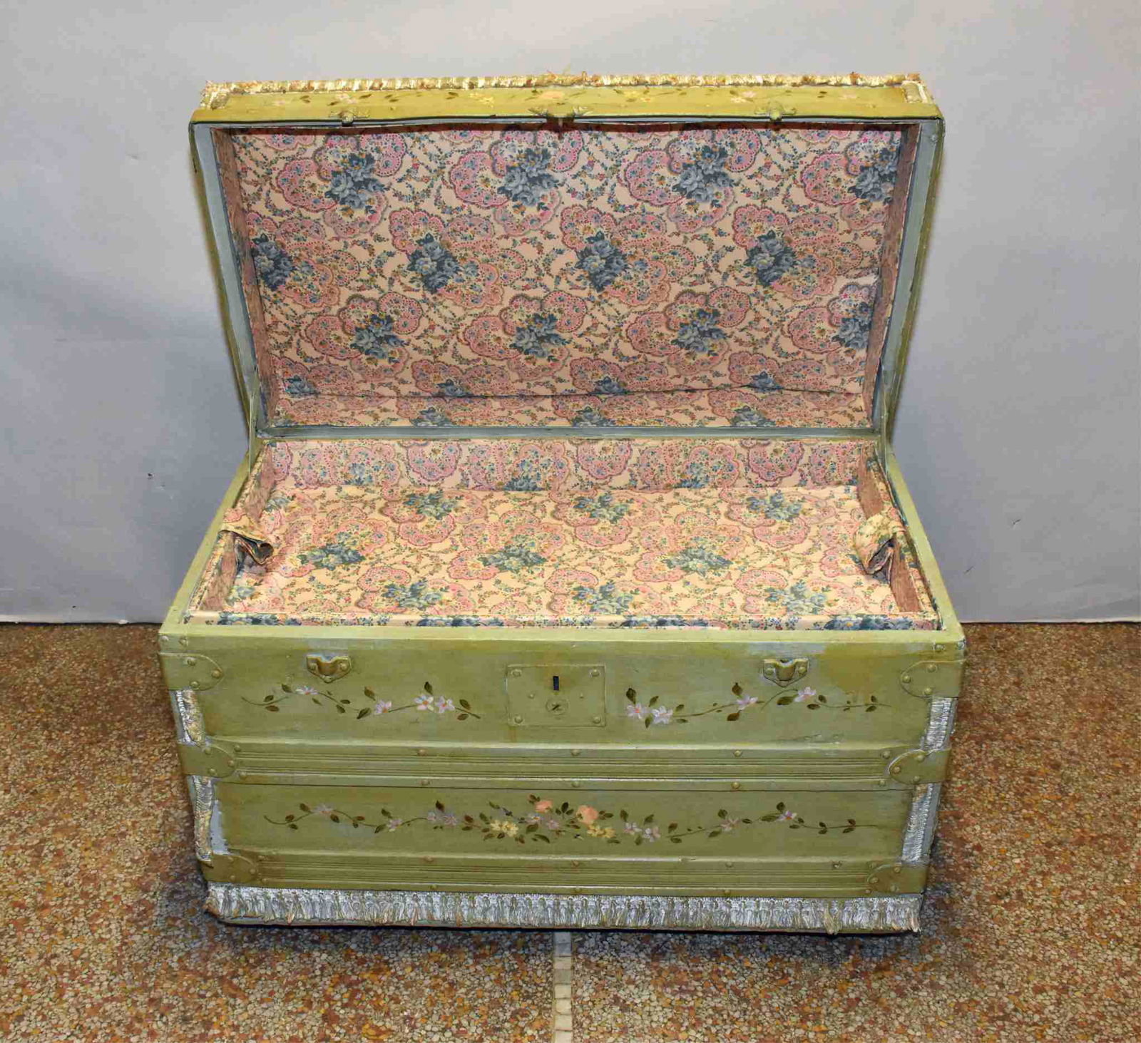 HUMP BACK TRUNK - Fully restored. Wood strap dome (1 of 7)