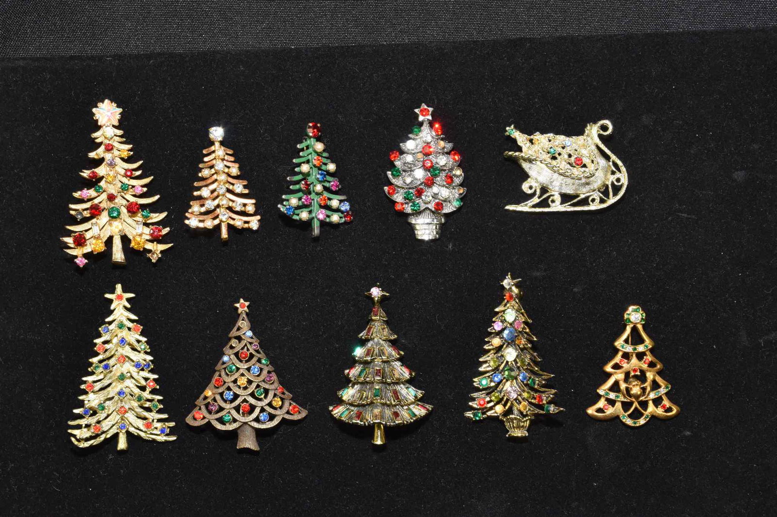 10 MISCELLANEOUS CHRISTMAS TREE PINS . (1 of 9)