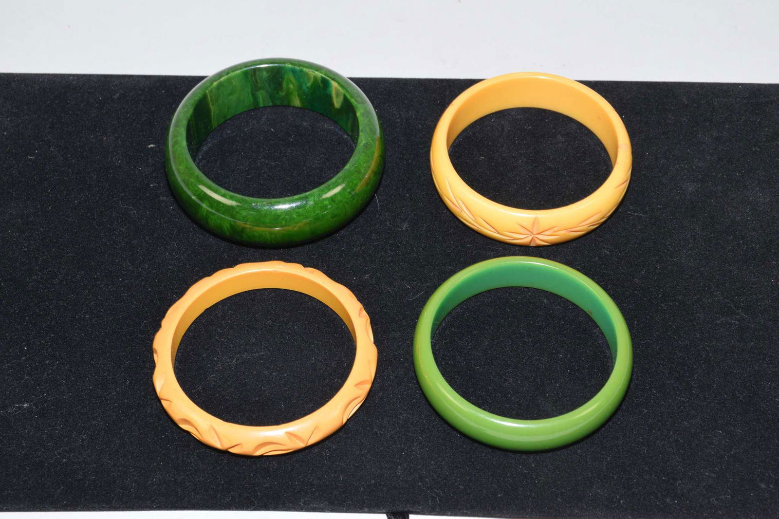 (4) ASSORTED BAKELITE BANGLE BRACELETS (1 of 2)