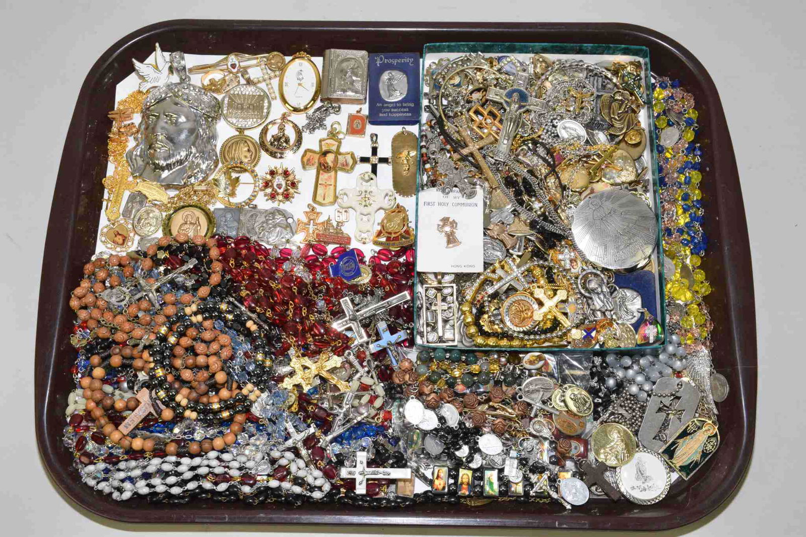 200+ ASSORTED RELIGIOUS COSTUME JEWELRY . (1 of 10)