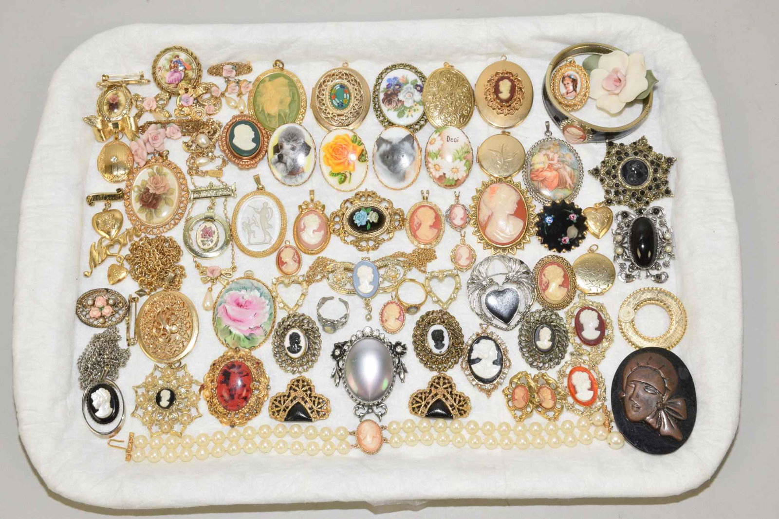 50+ MISCELLANEOUS CAMEO AND VICTORIAN-STYLE: 50+ MISCELLANEOUS CAMEO AND VICTORIAN-STYLE COSTUME JEWELRY. TO INCLUDE NECKLACES, LOCKETS, EARRINGS AND ETC. IN GOLD AND SILVER TONES. WITH SOME HAND-PAINTED PINS AND CAMEOS.