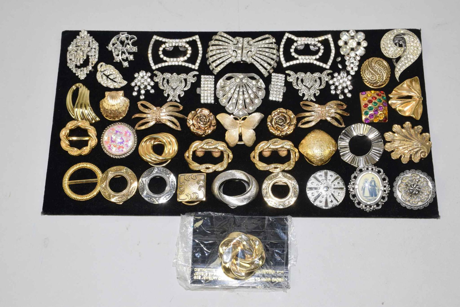 30 MISCELLANEOUS COLLECTION OF DUETTES AND: 30 MISCELLANEOUS COLLECTION OF DUETTES AND FUR CLIPS IN GOLD AND SILVER TONES. To include: two vintage coral rhinestone duettes, some condition issues. With a variety of fur clips and buckles. Many de