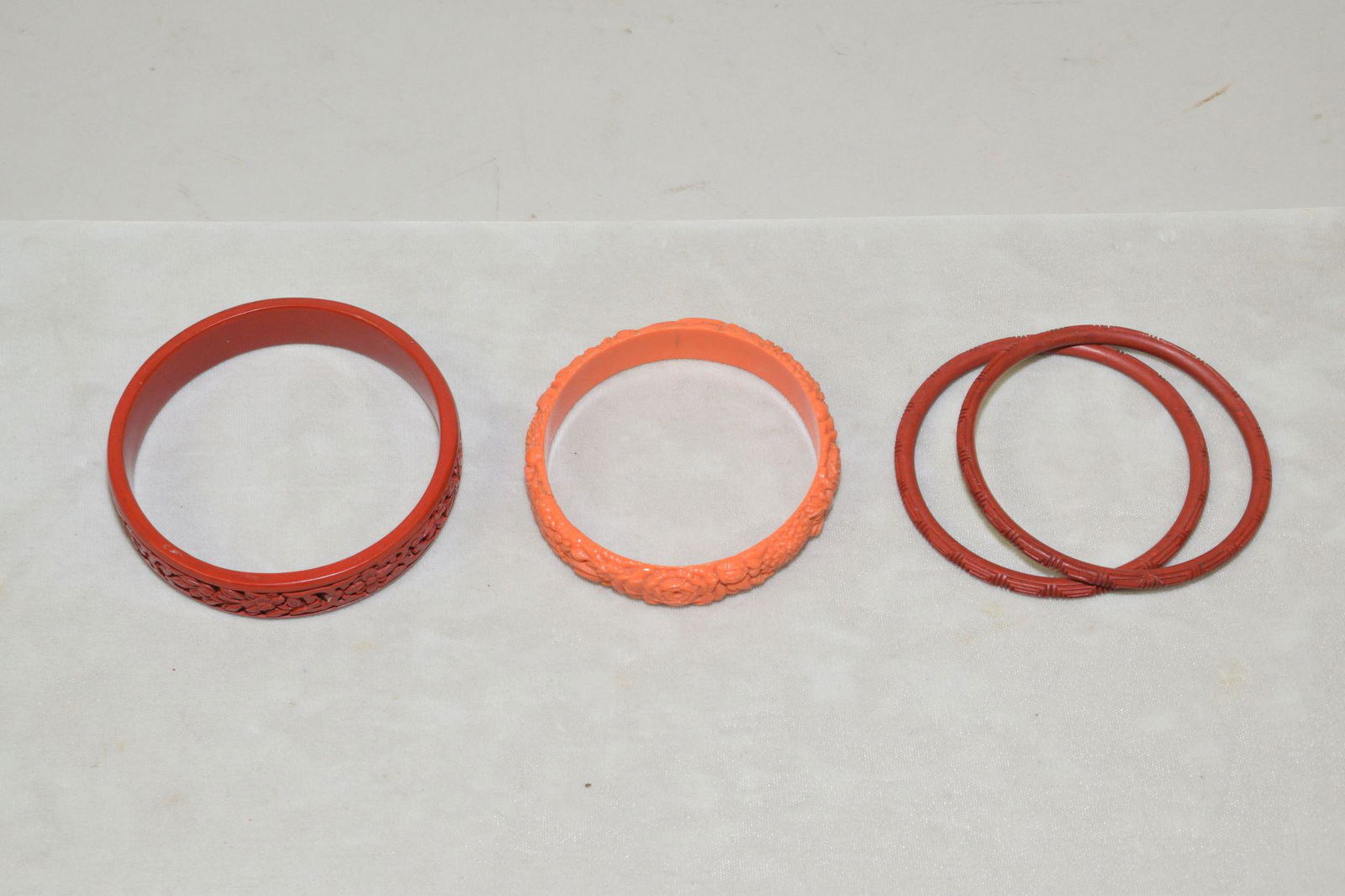 (4) VINTAGE ASSORTED CINNABAR AND CARVED BANGLE (1 of 4)