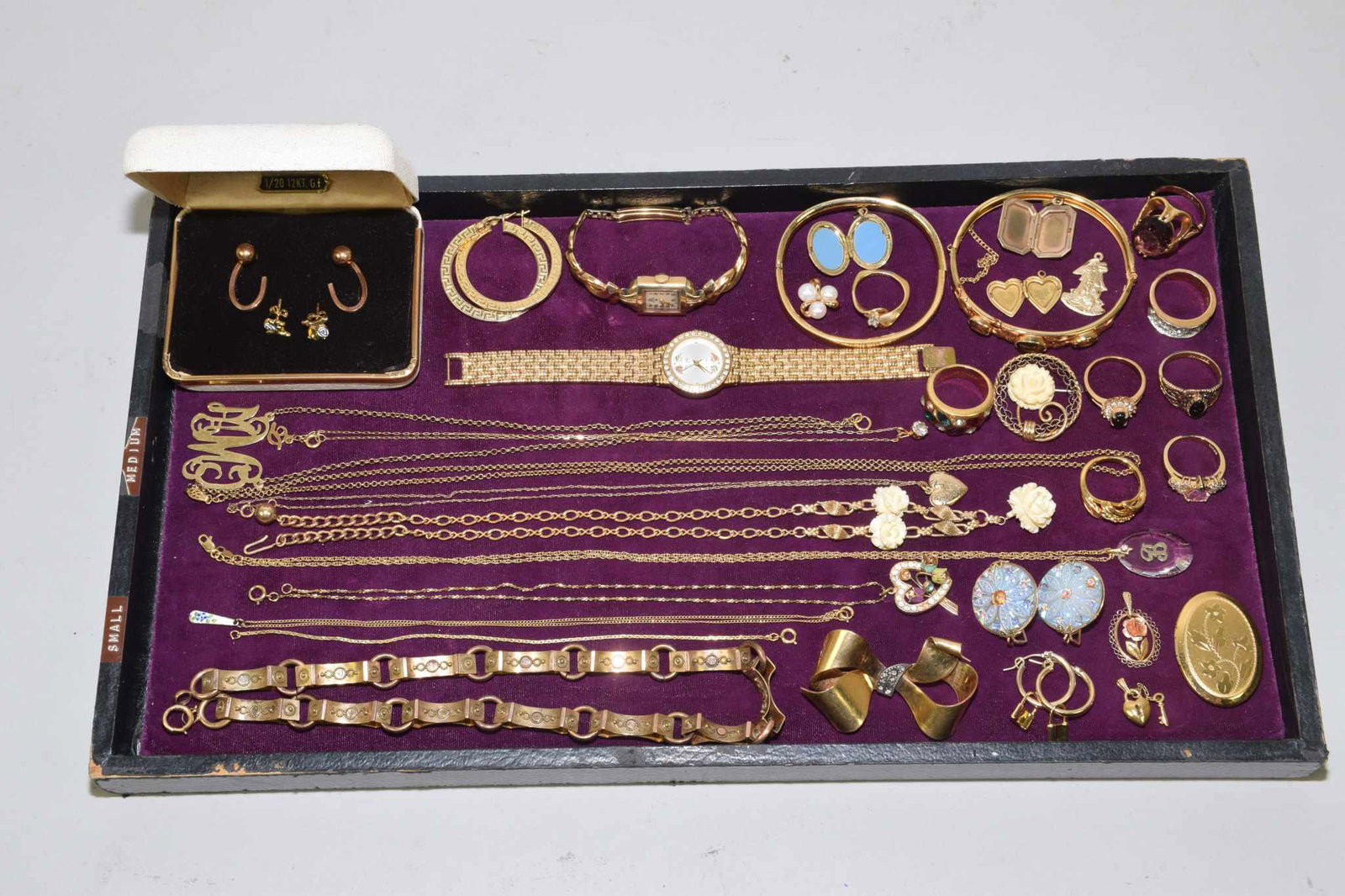 25 PIECE LOT OF MISCELLANEOUS LADIES VICTORIAN: 25 PIECE LOT OF MISCELLANEOUS LADIES VICTORIAN STYLE GOLD FILLED JEWELRY. With CZ, gemstones, bone China and enamel. To include pendant necklaces, lockets, earrings and bracelets. And rings with assor