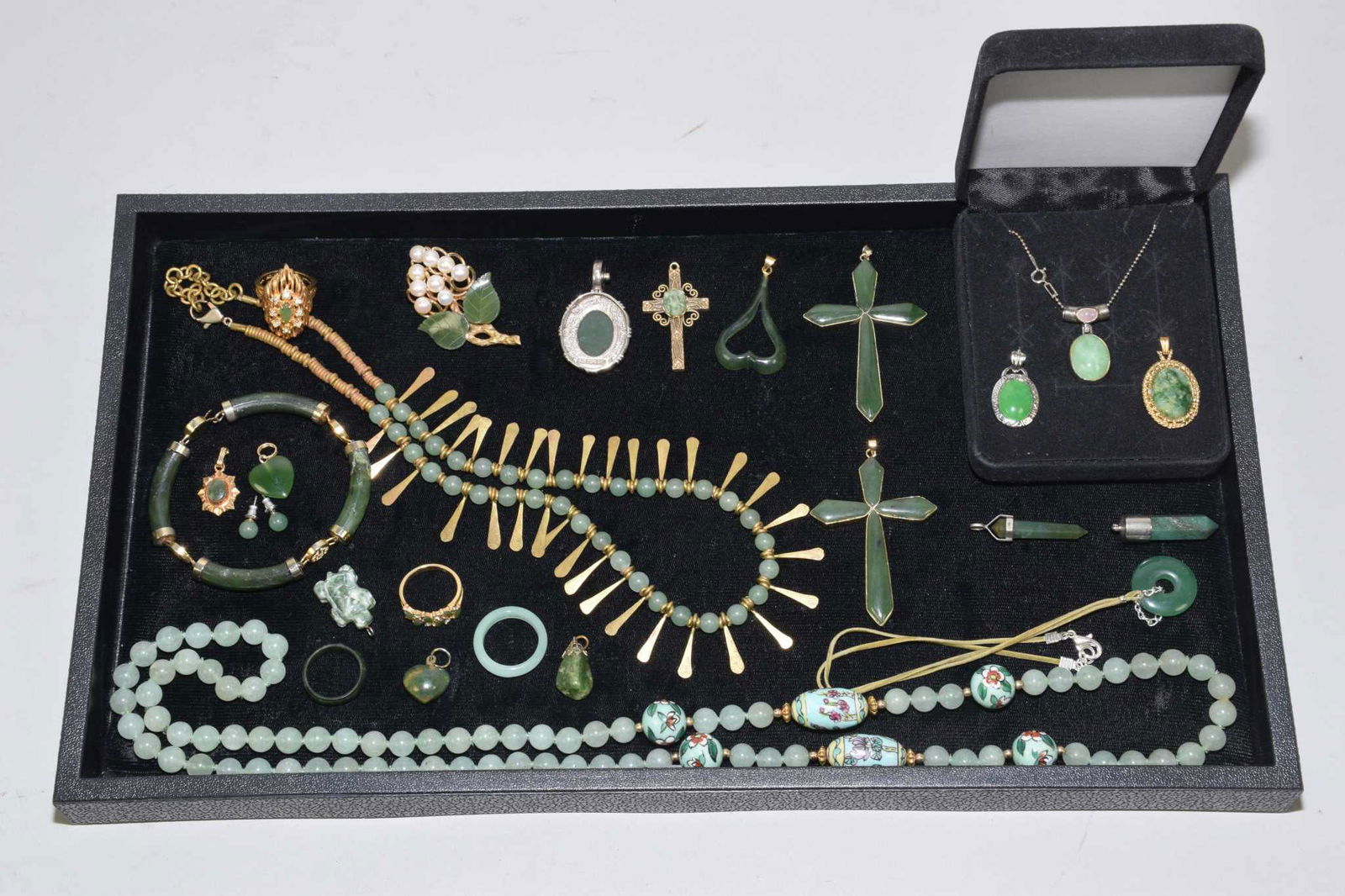 15 PIECE LOT OF MISCELLANEOUS BEADED AND POLISHED (1 of 10)