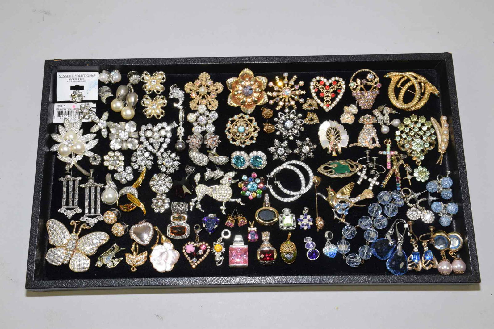 60 PIECE LOT OF ASSORTED RHINESTONE AND PEARL (1 of 7)