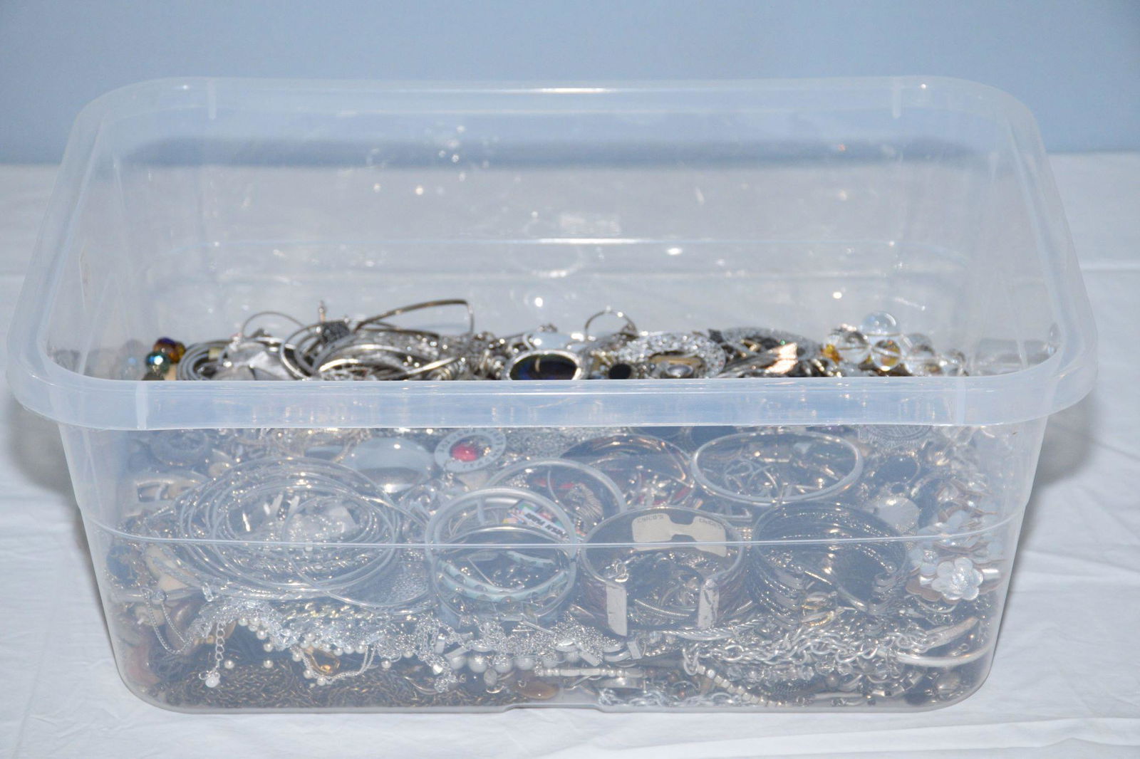 BIN OF MISCELLANEOUS SILVER TONE COSTUME JEWELRY (1 of 2)