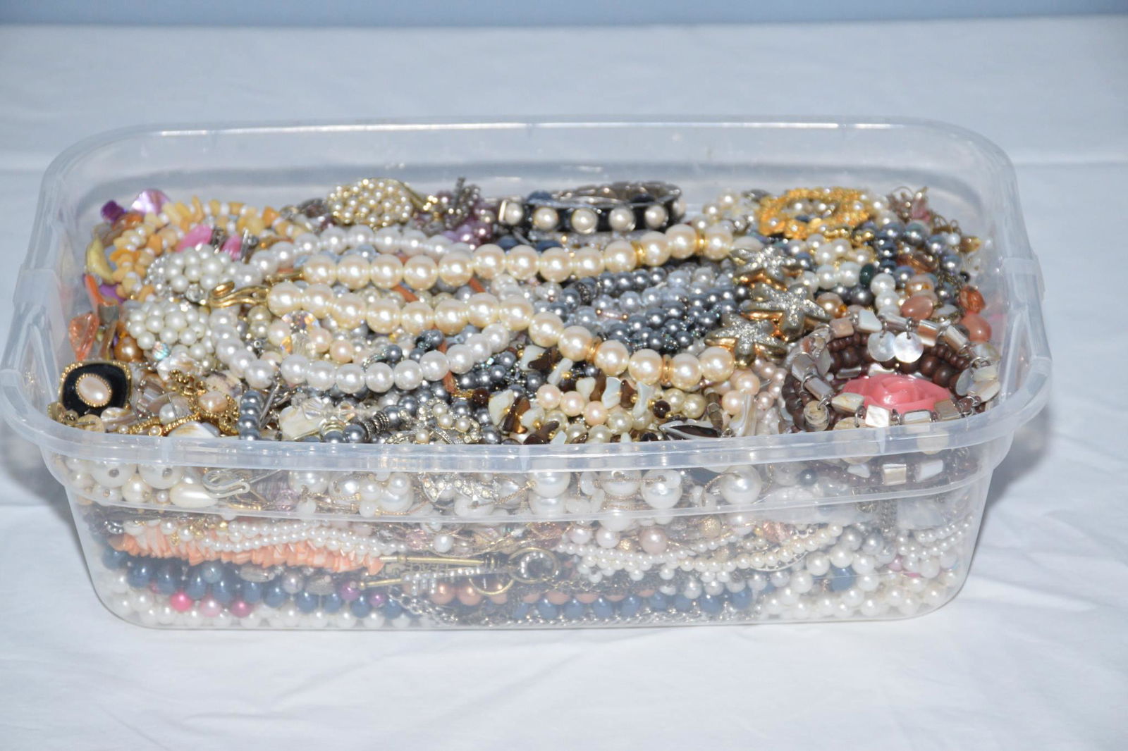 BIN OF MISCELLANEOUS PEARL COSTUME JEWELRY (1 of 2)