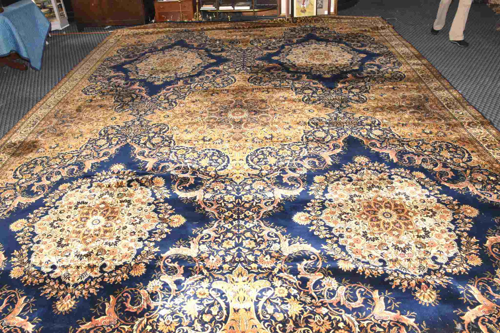 PERSIAN DESIGN RUG. Machine made, nice wool. (1 of 8)