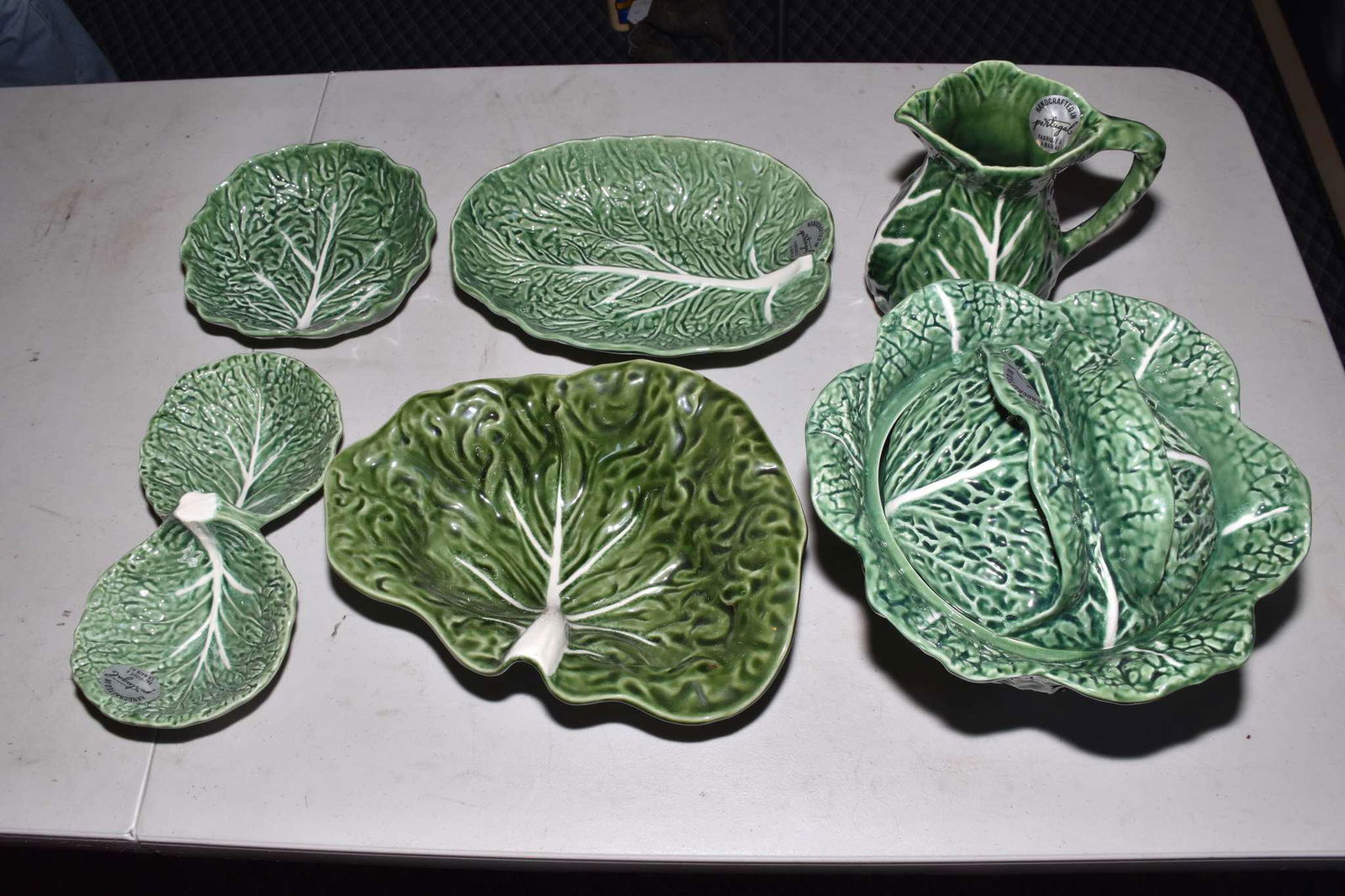 GREEN MAJOLICA - Portugal. Six serving pieces (1 of 3)