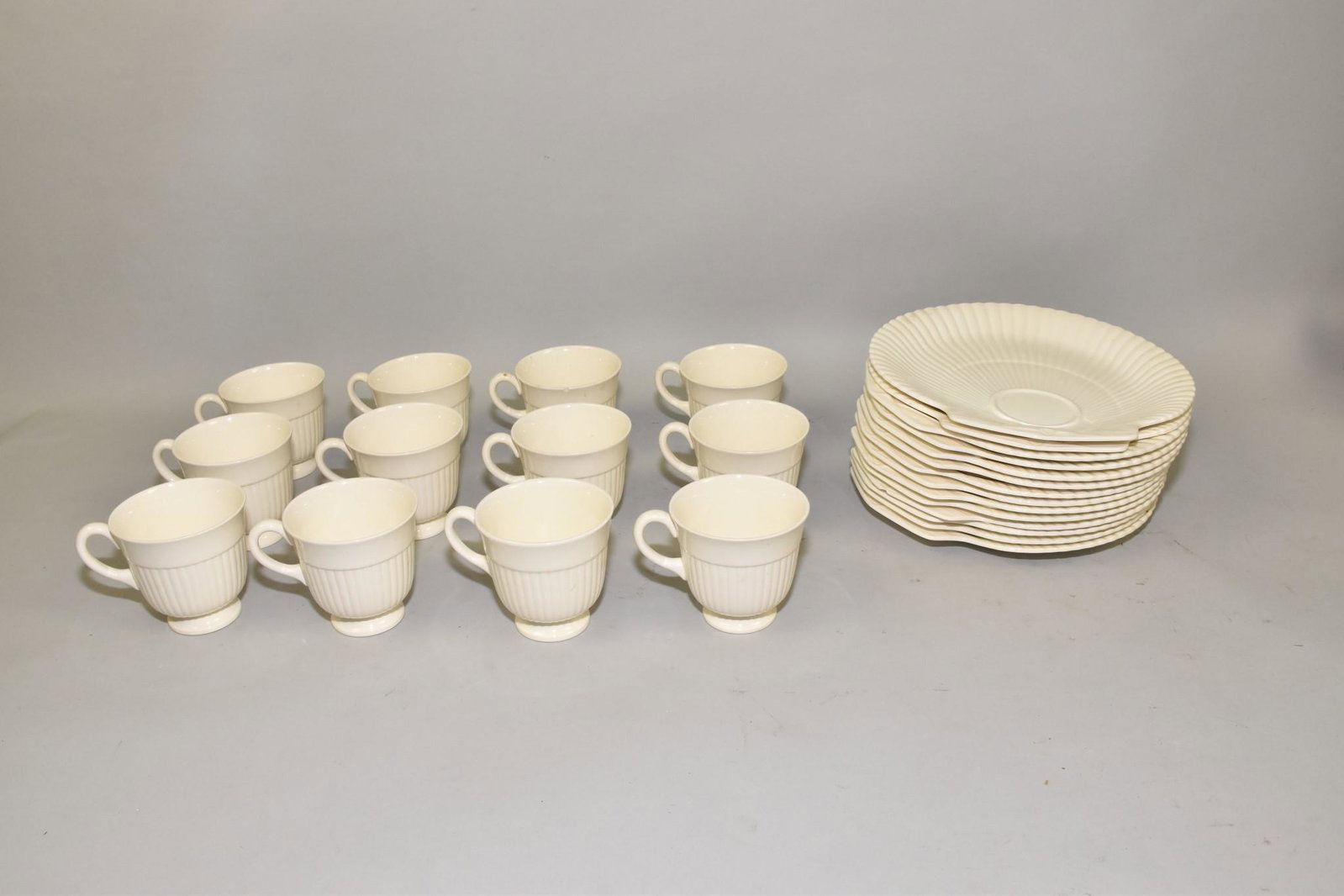 WEDGWOOD LUNCHEON SET - Etruria & Barlston.: WEDGWOOD LUNCHEON SET - Etruria & Barlston. Service for 12. Comprising: 13 scallop shell design plates with cup rim and 12 coffee cups.