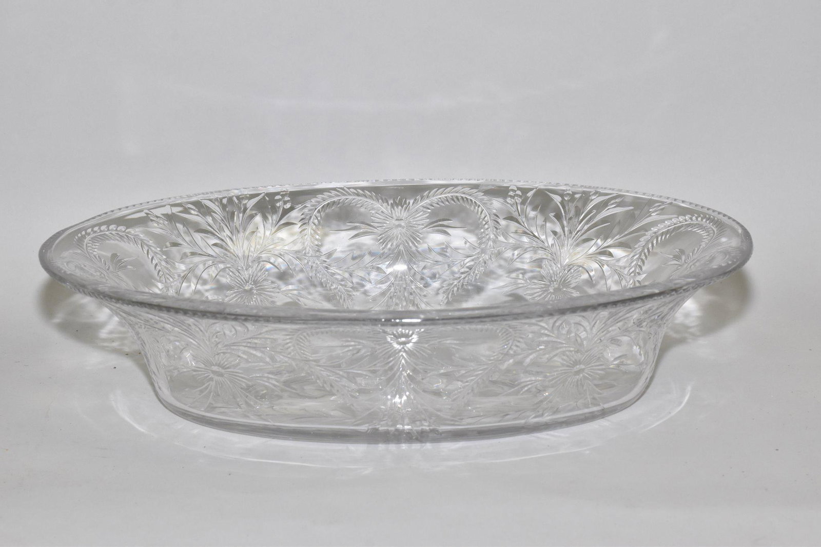 VINTAGE PAIRPOINT ETCHED OVAL GLASS BOWL: VINTAGE PAIRPOINT ETCHED OVAL GLASS BOWL: CIRCA 1900. DEEPLY ETCHED WITH HEART SHAPED PATTERN. AGE APPROPRIATE WEAR. 91/2" WIDE 131/2" LONG 3" HIGH .