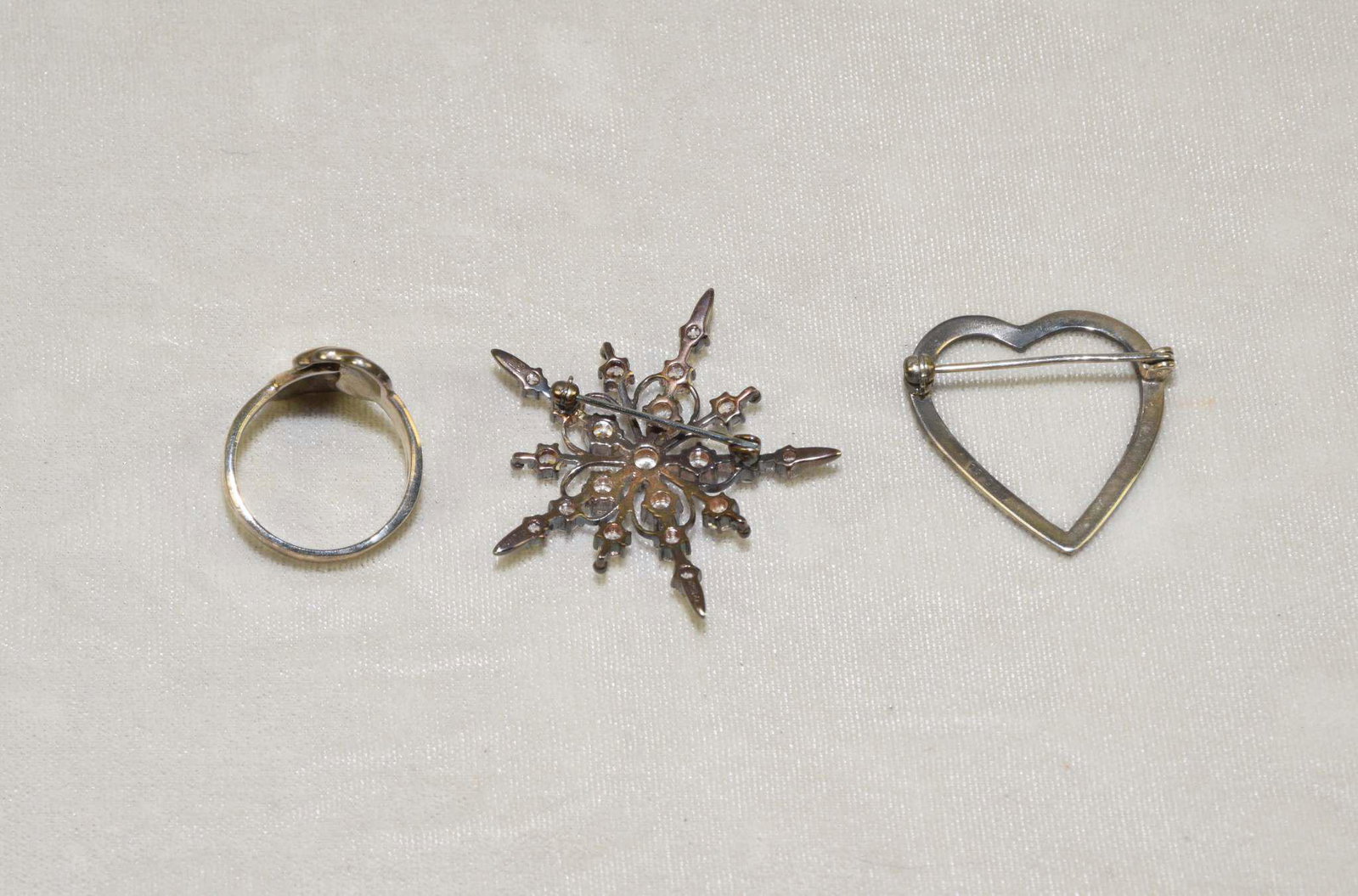 (3) MISCELLANEOUS PIECES OF OZ AND MARCASITE: (3) MISCELLANEOUS PIECES OF OZ AND MARCASITE STERLING SILVER JEWELRY. With CZ 925 snowflake, 925 ring and 925 marcasite heart pin. Weighable: 0.5 ozt.