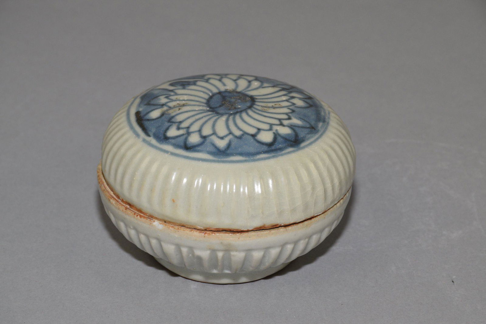 MING DYNASTY -TIEN (1621 - 1627) CELADON AND: MING DYNASTY - TIEN (1621 - 1627) CELADON AND BLUE COVERED BOX, FLORAL MOTIF. 3.5" diameter x 2" high.