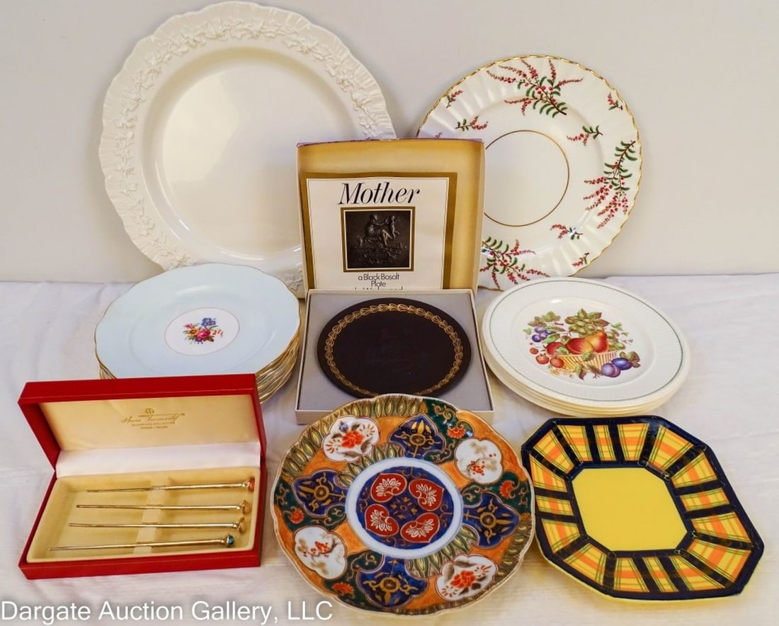 LOT OF DECORATIVE PLATES & CHINA INCL WEDGWOOD (1 of 5)