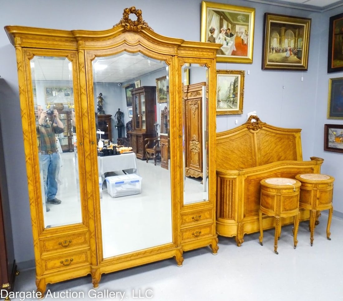 4pc NEO-CLASSIC FRENCH BIRDSEYE MAPLE BEDROOM SET (1 of 16)