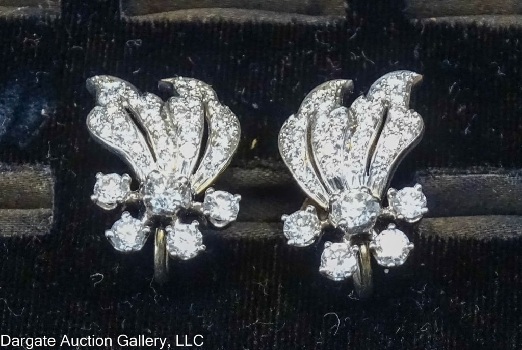 PLATINUM DIAMOND SCREW BACK EARRINGS: Platinum Diamond screw back earrings / Weight: Total weight: 10.89g / Measurements: 1"H x .5"W / Provenance: From the descendants of Lollie Oliver, Pittsubugh PAPAYMENT DISCLAIMER ****SEE TERMS AND CO