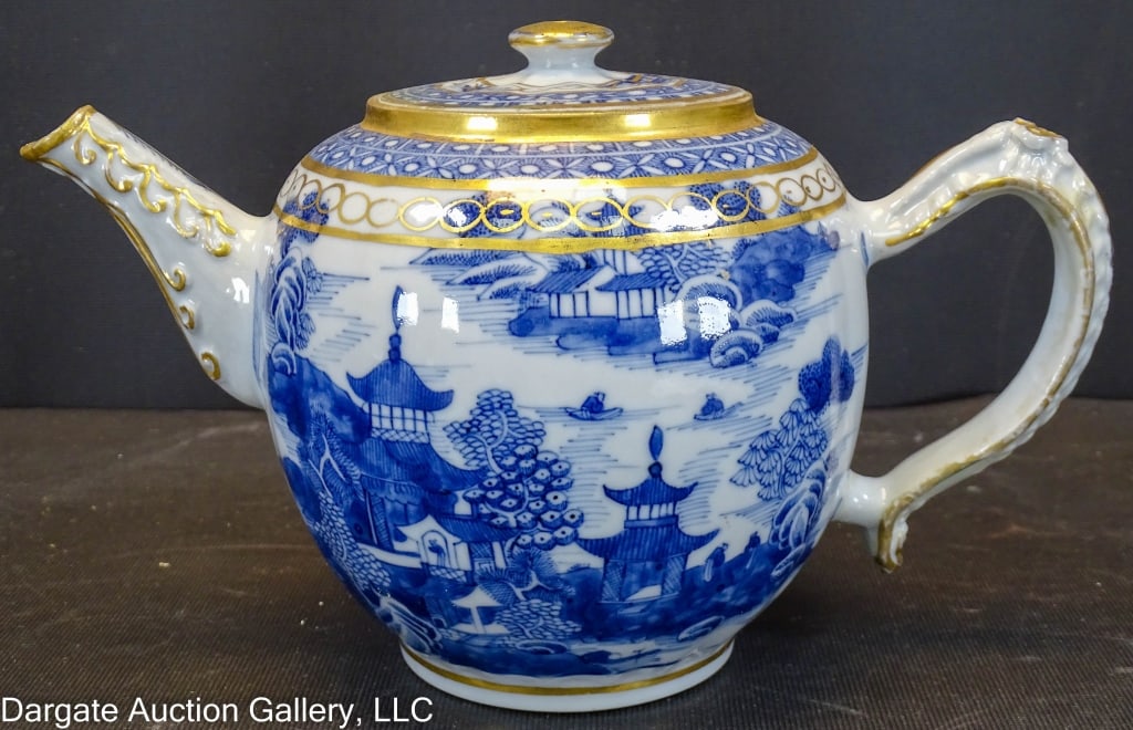 CHINESE EXPORT QIANLONG NANKING TEAPOT (1 of 12)