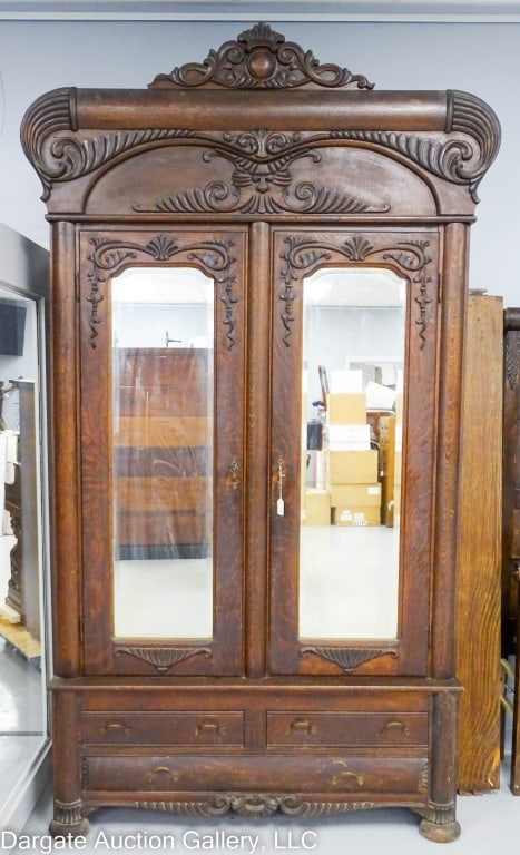 ANTIQUE QUARTER SAWN OAK WARDROBE (1 of 5)