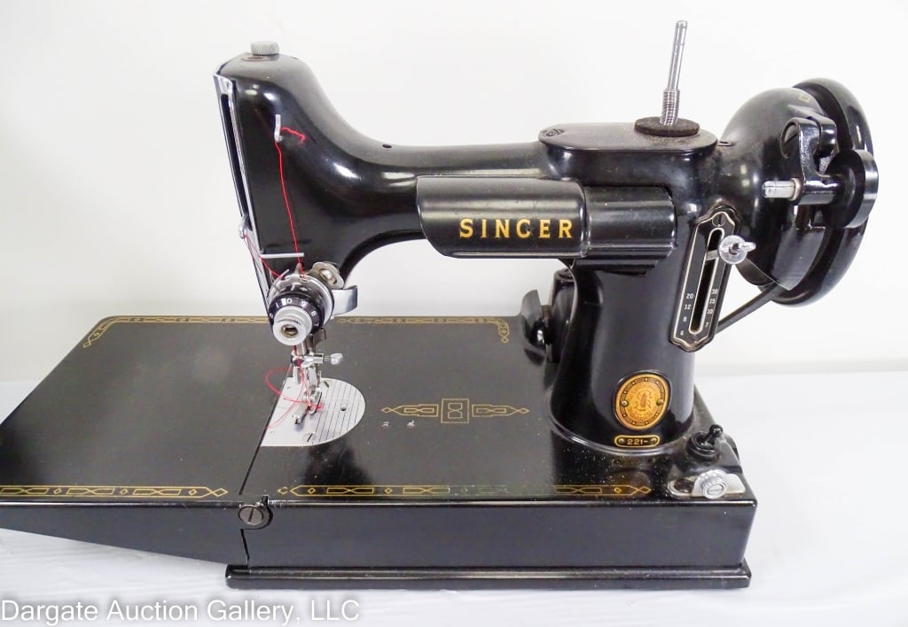 SINGER FEATHERWEIGHT SEWING MACHINE 221 IN CASE (1 of 5)