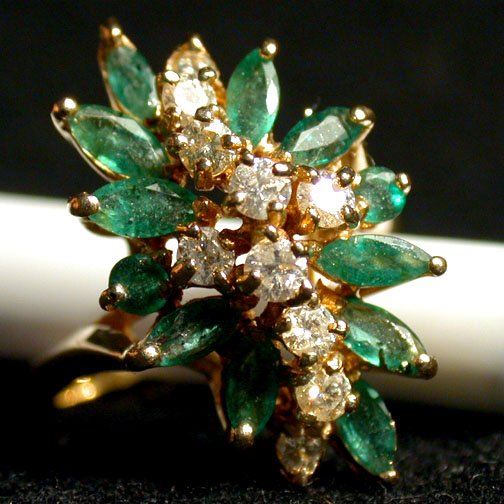 14K COCKTAIL RING. The ring has marquis