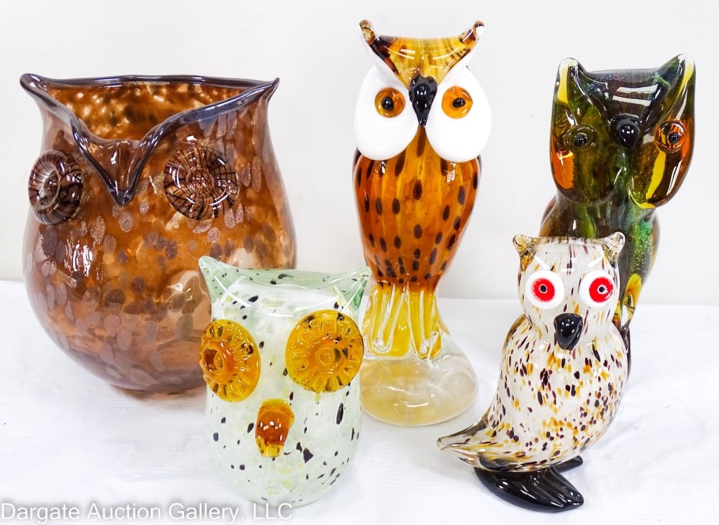 4 MURANO ART GLASS OWL FIGURINES AND VASE: Four art glass Murano owl figurines and a large owl vase, various colors. Vase is 8" high and 6" diameter; figurines vary from 5.125" to 9.5" high / Provenance: From the descendants of Lollie Oliver, 