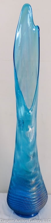 L.E. SMITH BLUE IRIDESCENCE NUBBY BUTT SWUNG VASE: 38.5" tall MCM mid-century modern L.E. Smith swung vase. This has an iridescent finish on the blue color glass. Nubby butt pattern, great looking and great color. / Measures: 38.5" H X 7.5" widest dia