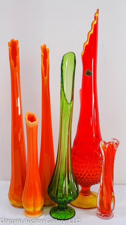 5 SWUNG VASES, SMITH, FENTON, BITTERSWEET, RED: 5 assorted MCM mid-century modern swung vases. Including pair of L.E. Smith bittersweet diamond pattern, L.E. Smith footed green, red amberina footed hobnail by Fenton. This retains the original foil 