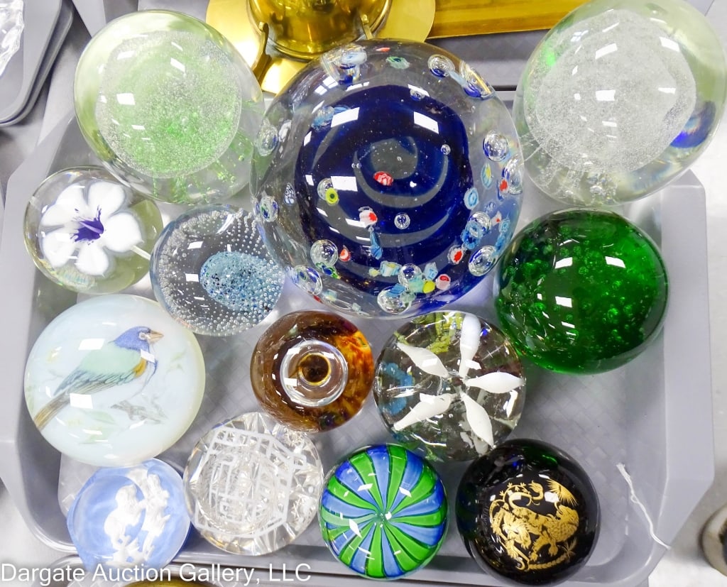 12 GLASS PAPERWEIGHTS CONTROLLED BUBBLE BACCARAT: 12 vintage art glass paperweights. Controlled bubble, Baccarat, sulphide lion, Bennett black glass, Leo lion, 2 jellyfish. Range in size from 2.875" to 5.5" in diameter and 1.5" to 5.5" high. / Proven