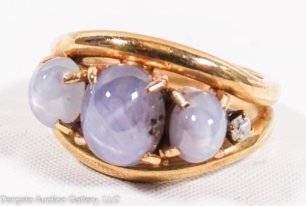 14k GOLD DIAMOND & STAR SAPPHIRE RING: Yellow gold setting with 3 star sapphires, flanked by a single diamond on each side. Gold and stones tested / Weight: 8.3g / Measurements: Size 6.5/ ONLINE PAY MSG ****SEE TERMS AND CONDITIONS FOR SPE