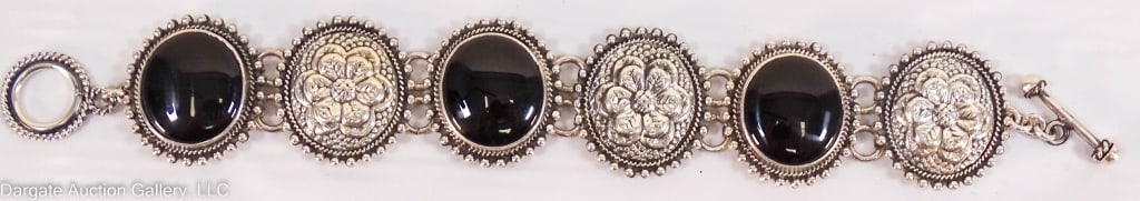 STERLING SILVER BLACK ONYX BRACELET: Sterling Silver Onyx floral bracelet, 6 large links, 3 set with oval onyx stones, the other 3 have a floral design. Marked CII 925 MEXICO. Signed Fiufi(?) Toggle clasp / Weight: 71.19g / Measurements:
